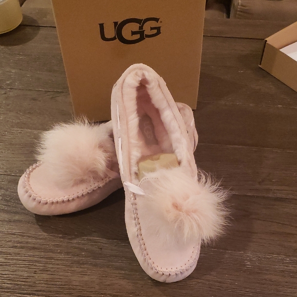 UGG Blush Pink Fluffy Moccasin Slippers 7 with Pom Poms - Picture 1 of 8